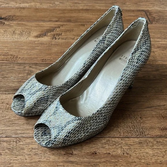 Stuart Weitzman Logo Plainfield Peep Toe Pumps Heels Mushroom Snakeskin Size 9 - Picture 5 of 11